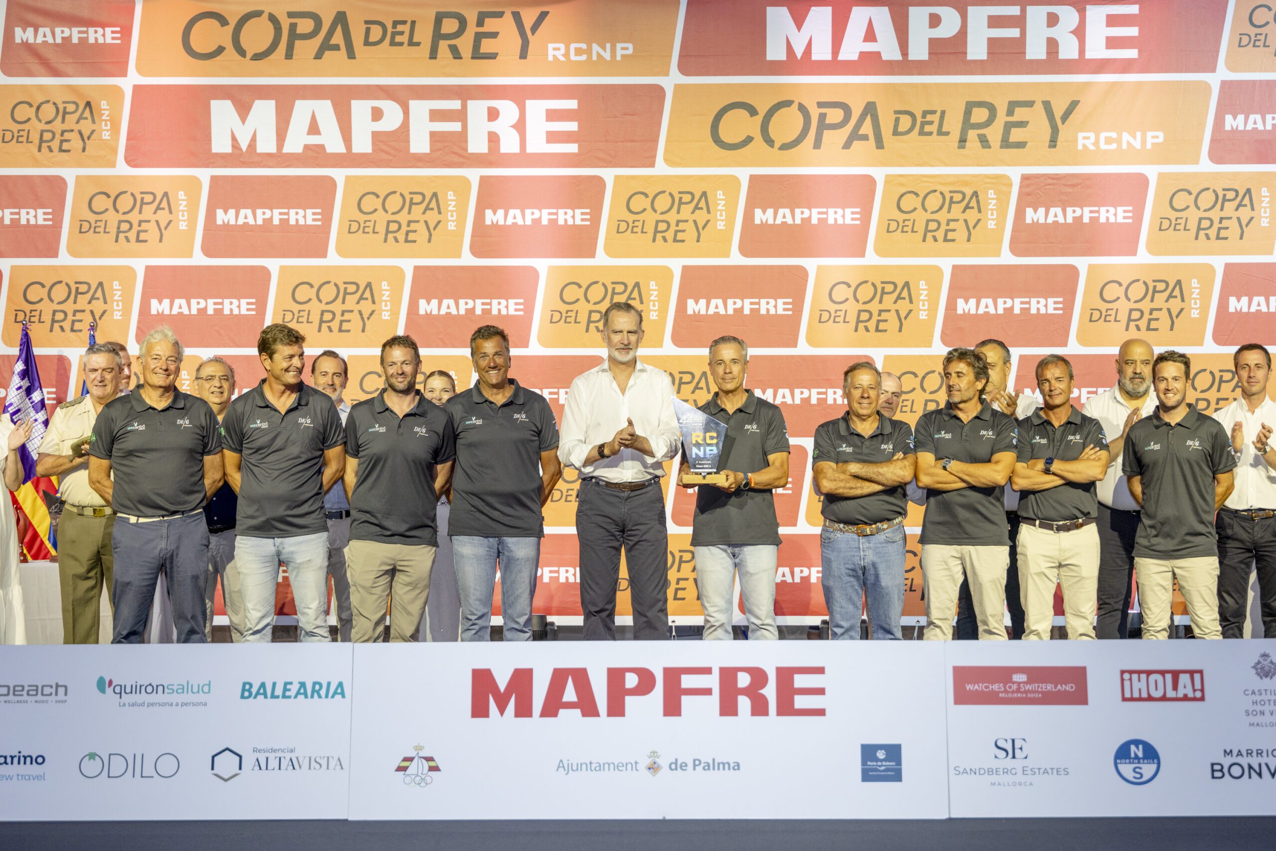 El equipo al completo recoge el premio entregado por El Rey