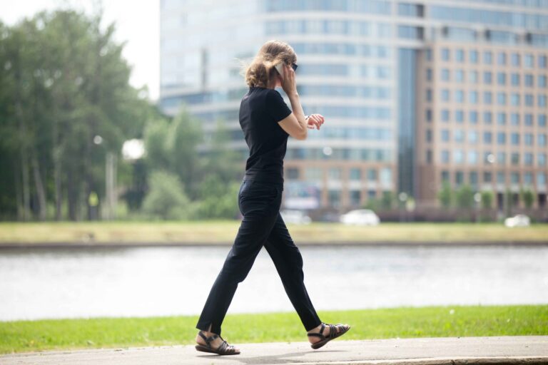Cómo cuidar tus piernas al volver a la rutina: consejos post-verano Cómo cuidar tus piernas al volver a la rutina: consejos post-verano